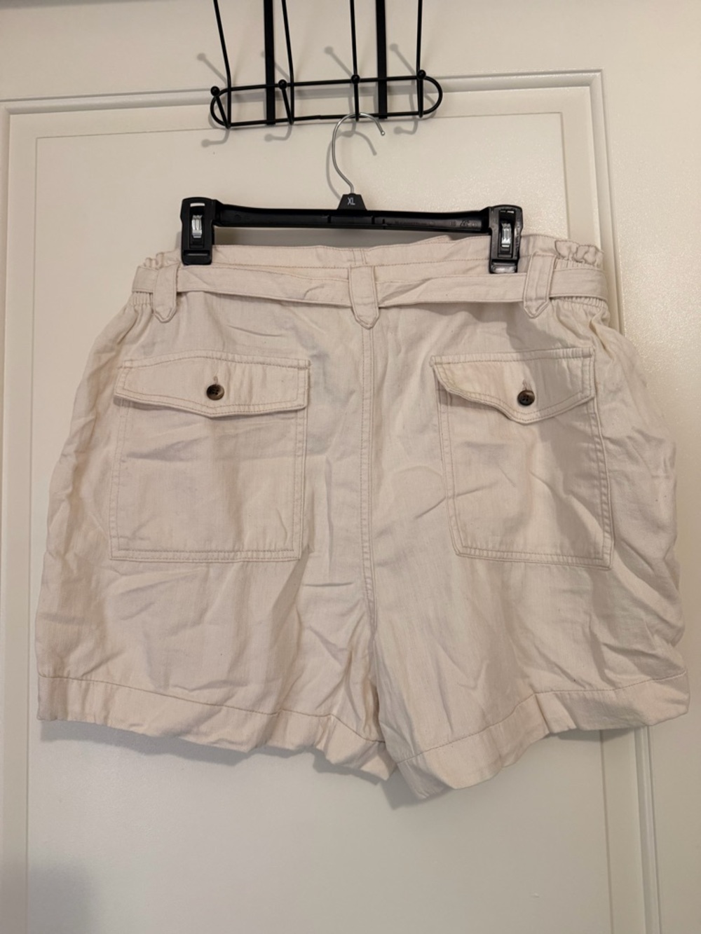 Old Navy Cream Tie-Waist Cargo Shorts with Front Pockets - Picture 3 of 5